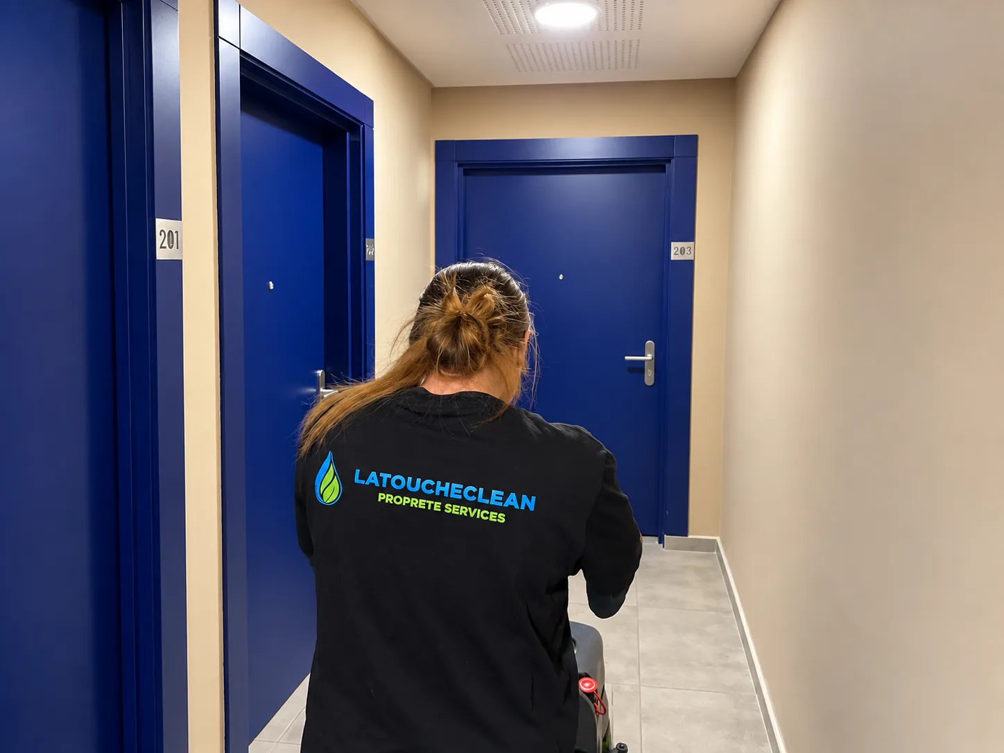 Agent LaToucheClean assurant l'entretien d'un couloir de résidence à Montpellier