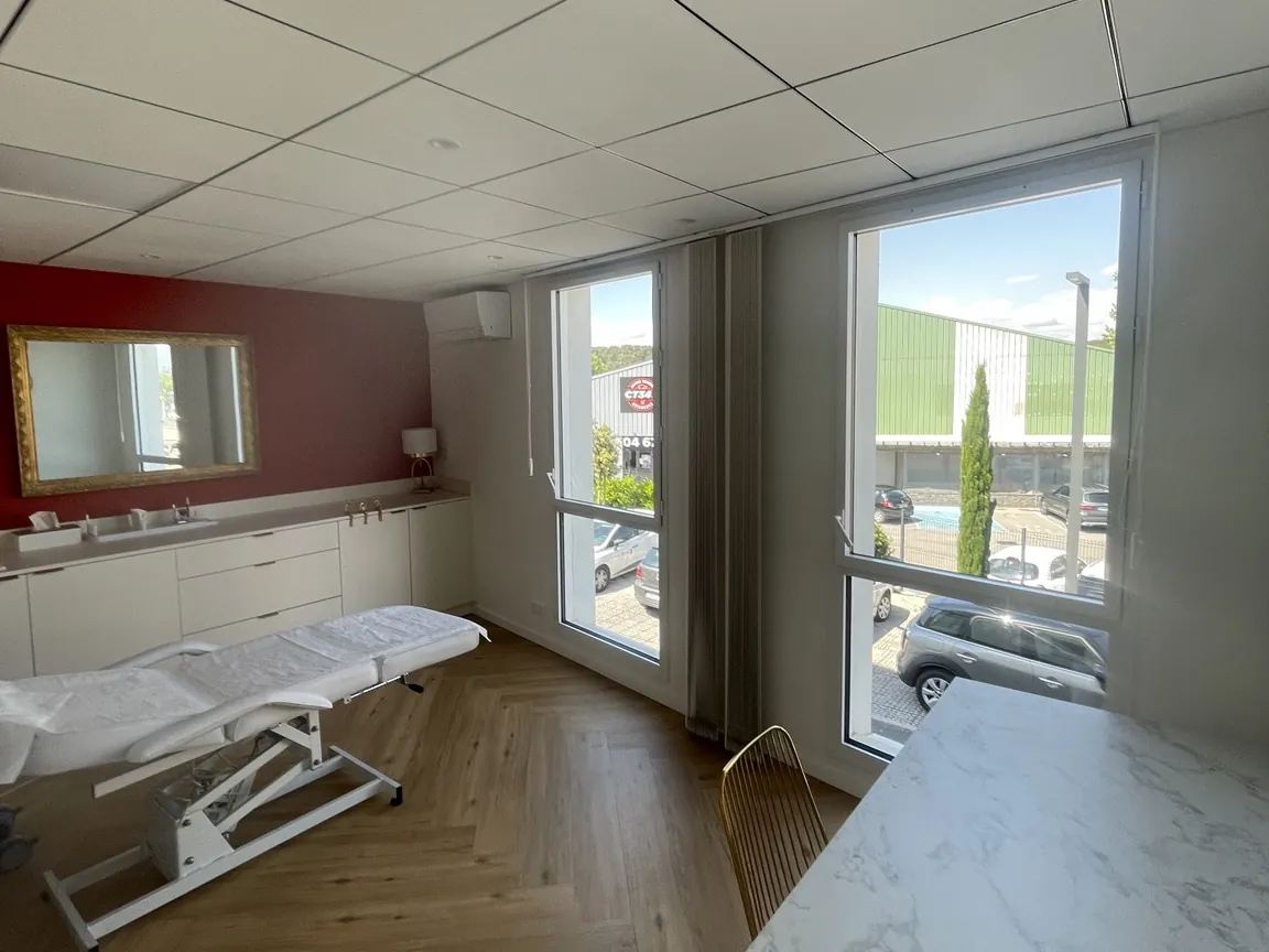 Salle de soins d'un cabinet médical après bionettoyage à Montpellier