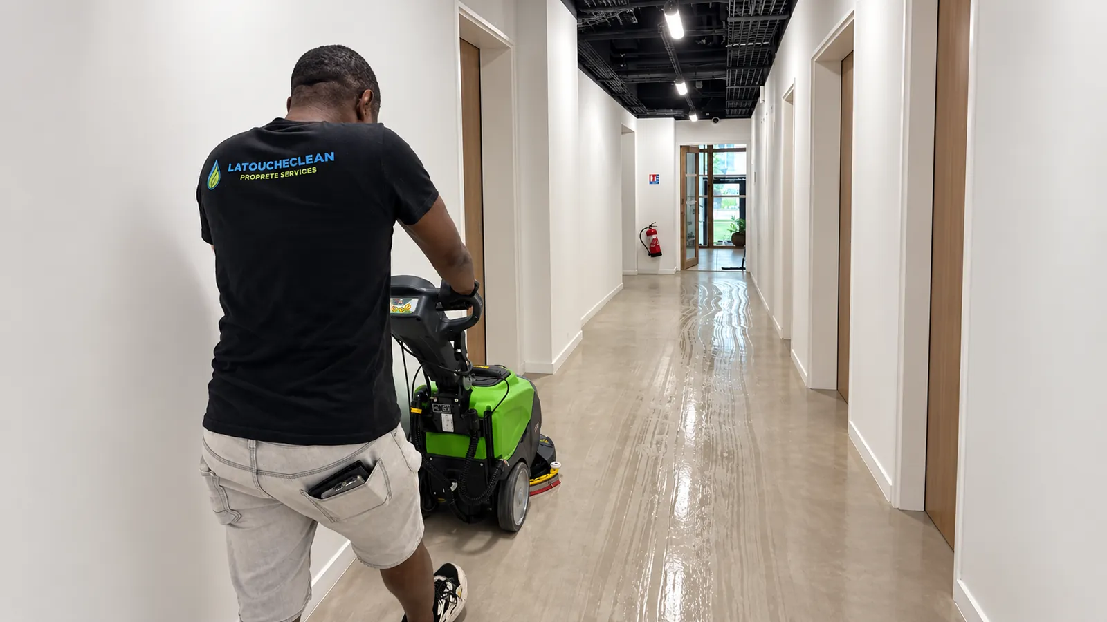 Agent LaToucheClean utilisant une autolaveuse dans un couloir