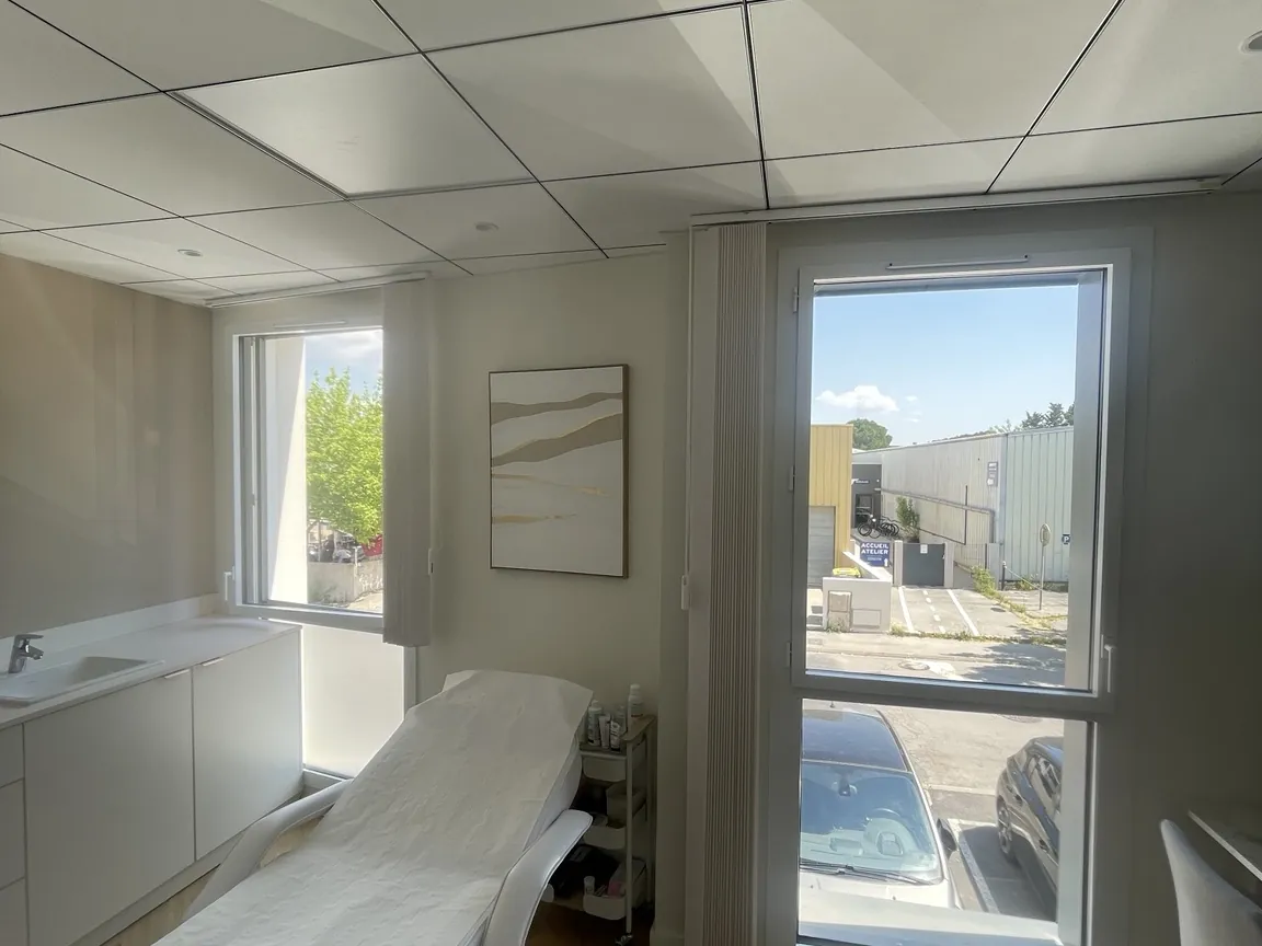 Salle de soins désinfectée, table d'examen et plan de travail propres