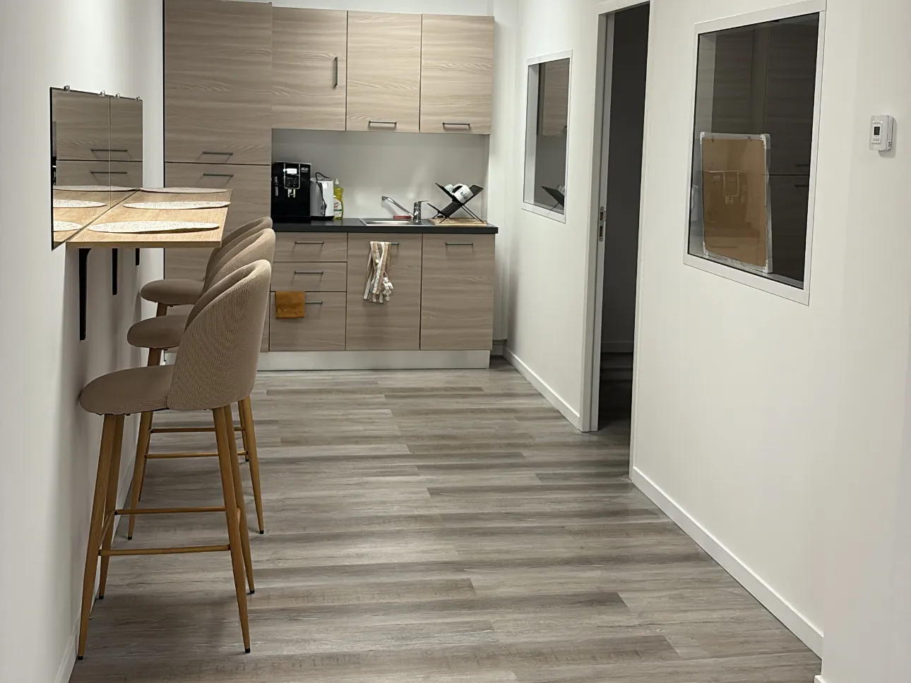Cuisine et couloir de bureaux propres après le passage de nos agents