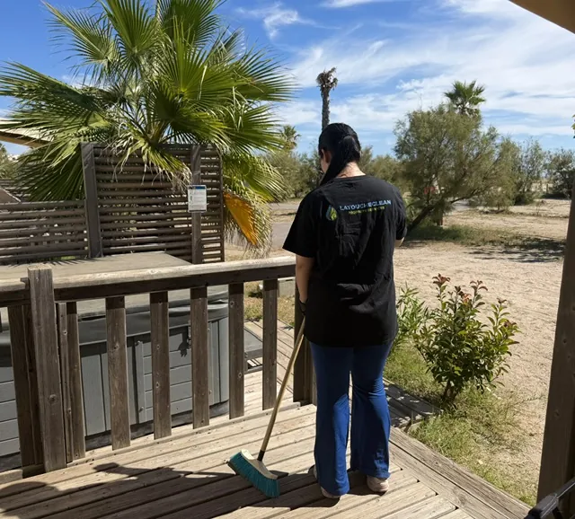 Préparation de la terrasse d'un mobil-home avant l'ouverture de la saison