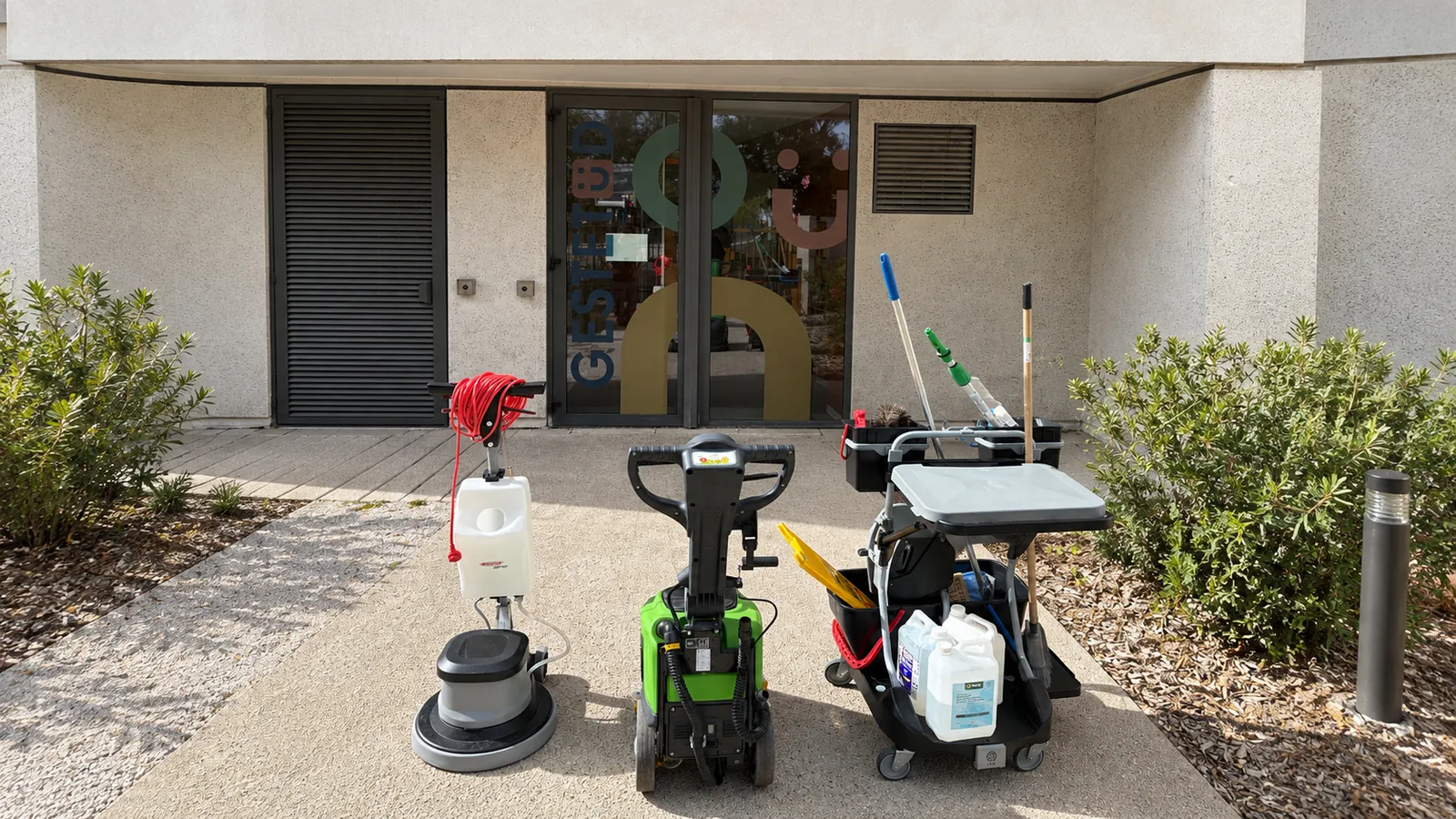 Matériel professionnel LaToucheClean : monobrosse, autolaveuse et chariot de nettoyage