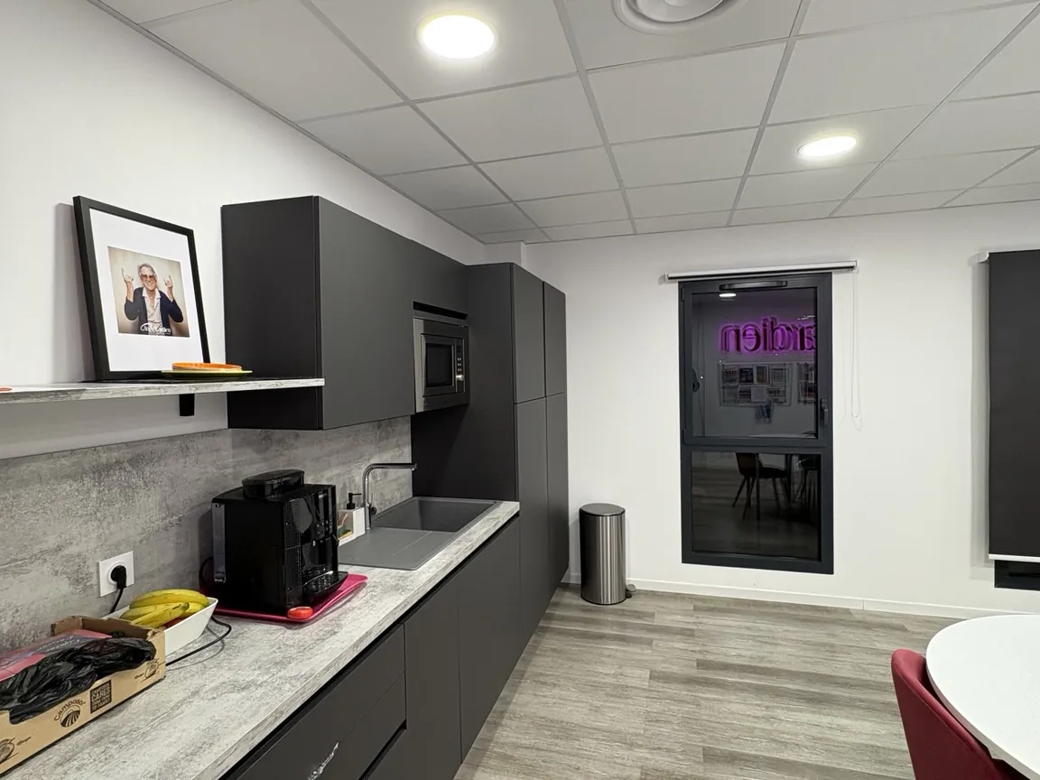 Espace de pause de bureaux entretenu par LaToucheClean à Montpellier