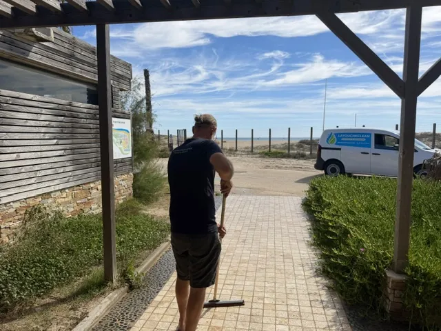 Agent LaToucheClean nettoyant les allées d'un camping du littoral