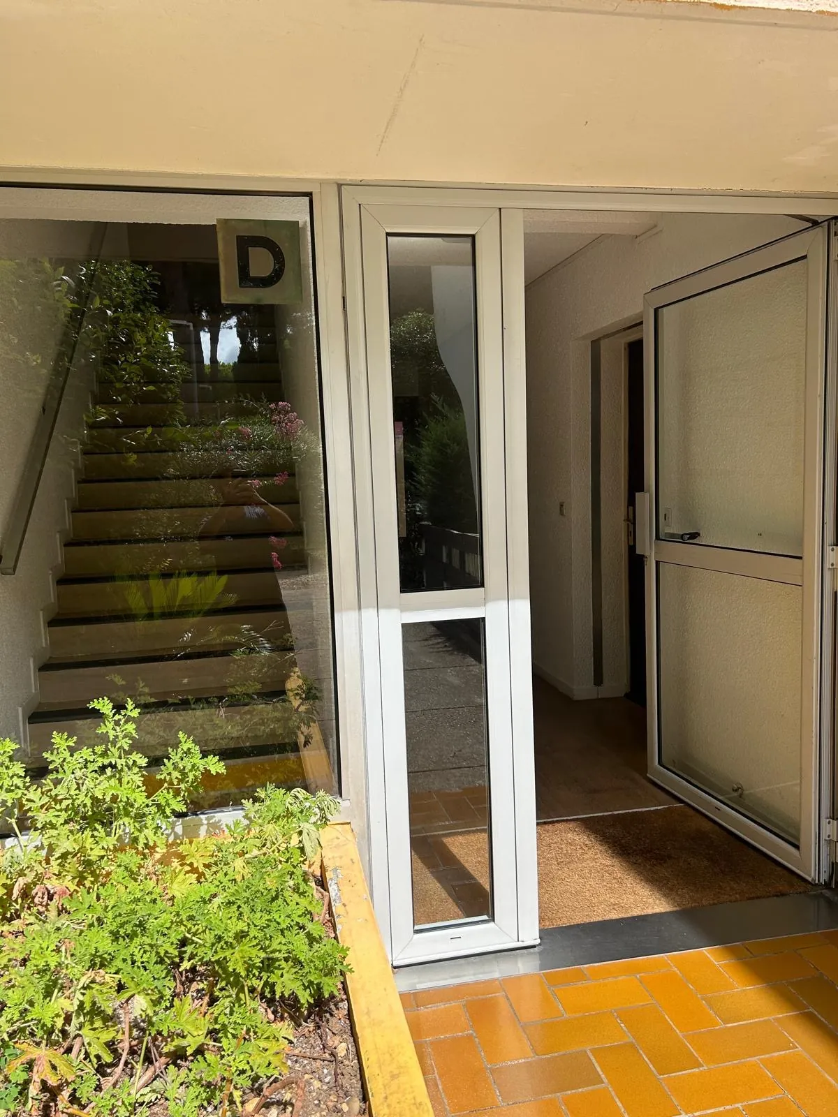 Entrée et cage d'escalier d'une copropriété entretenue à Montpellier