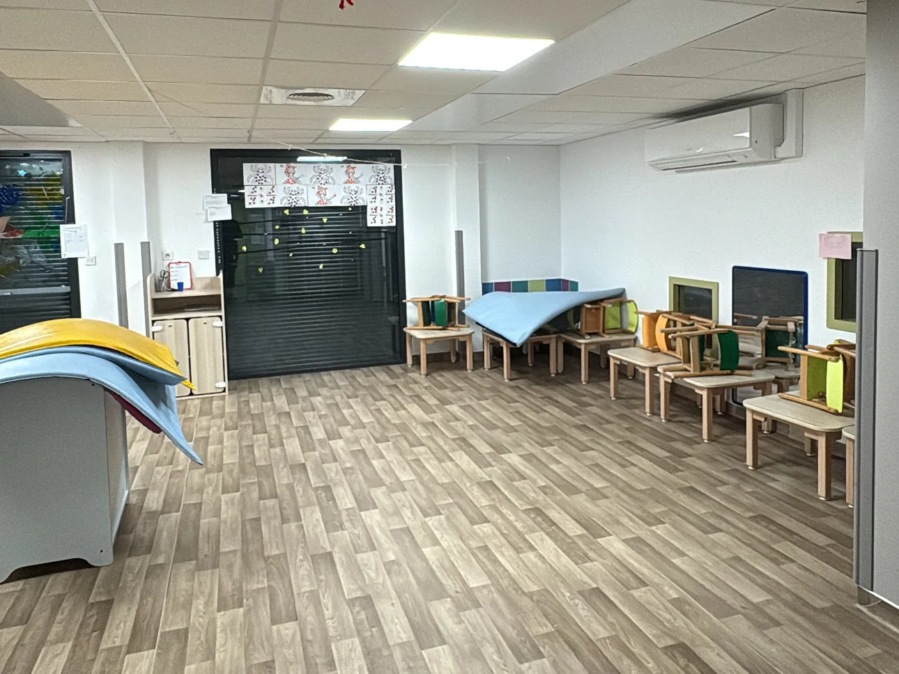 Salle d'activités d'une crèche propre et rangée à Montpellier
