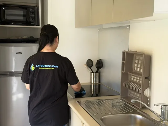 Nettoyage de la cuisine d'un mobil-home entre deux séjours