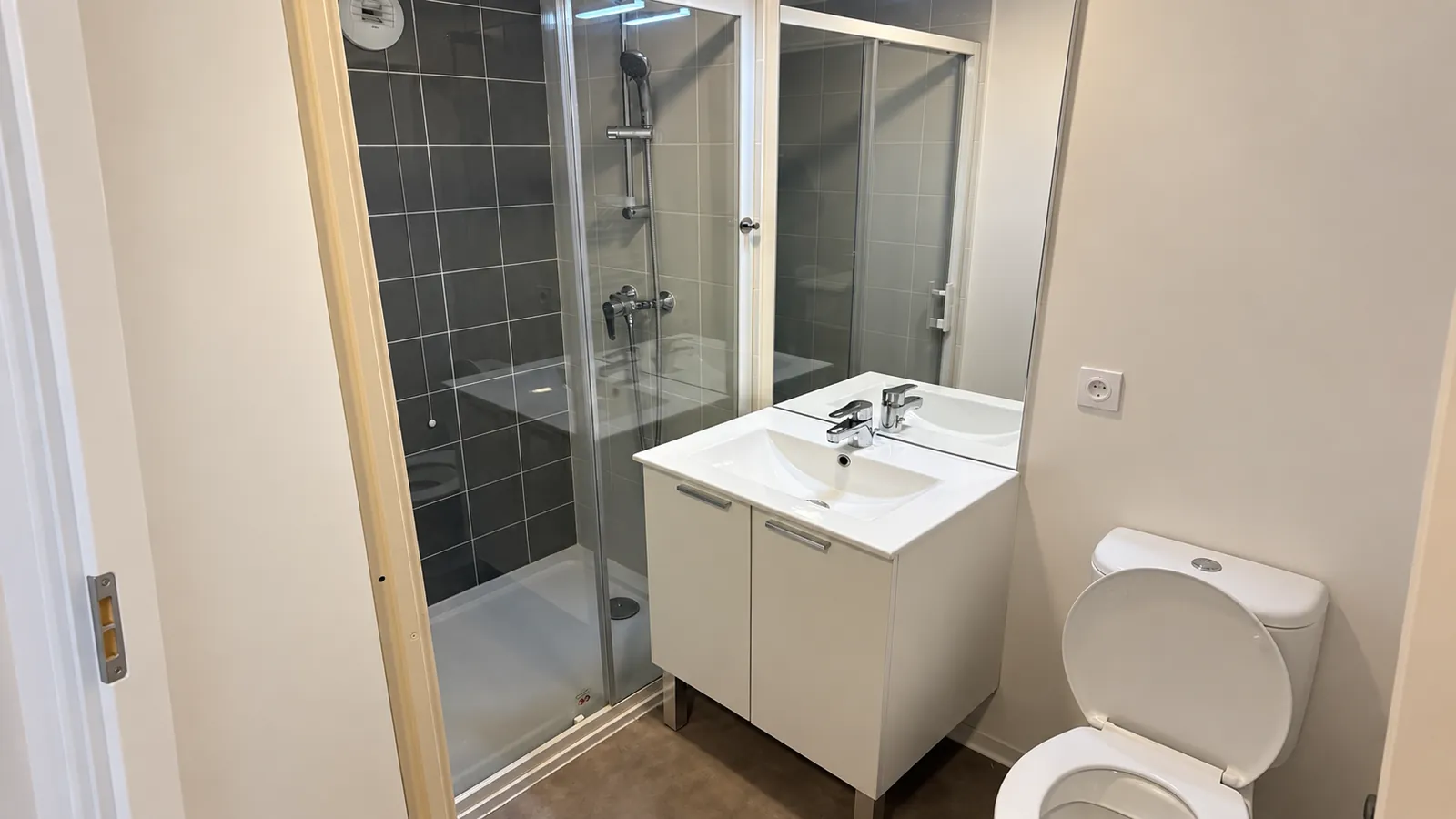 Salle de bain d'un logement étudiant nettoyée avant l'arrivée d'un résident