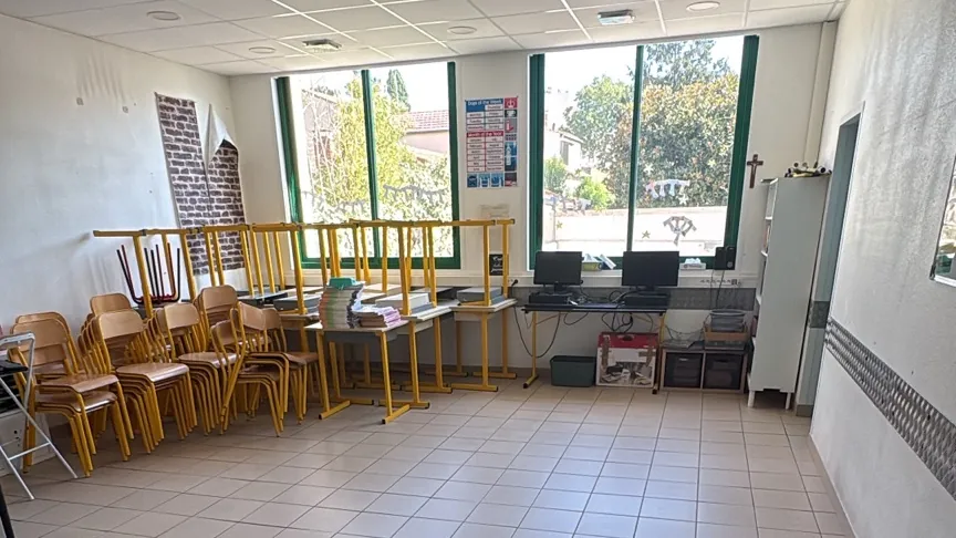 Salle de classe nettoyée, sols et mobilier entretenus