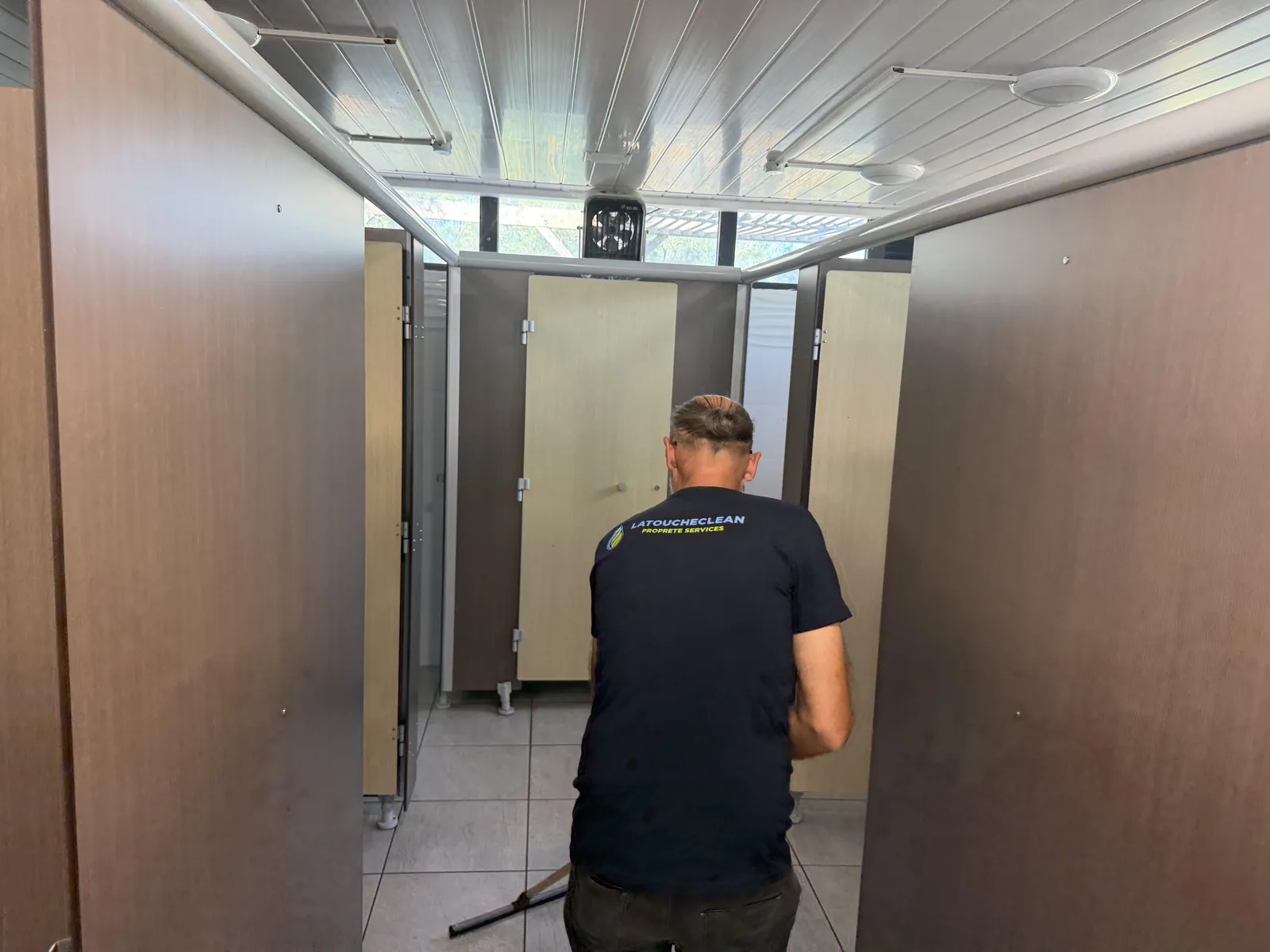 Agent LaToucheClean nettoyant un bloc sanitaire de camping
