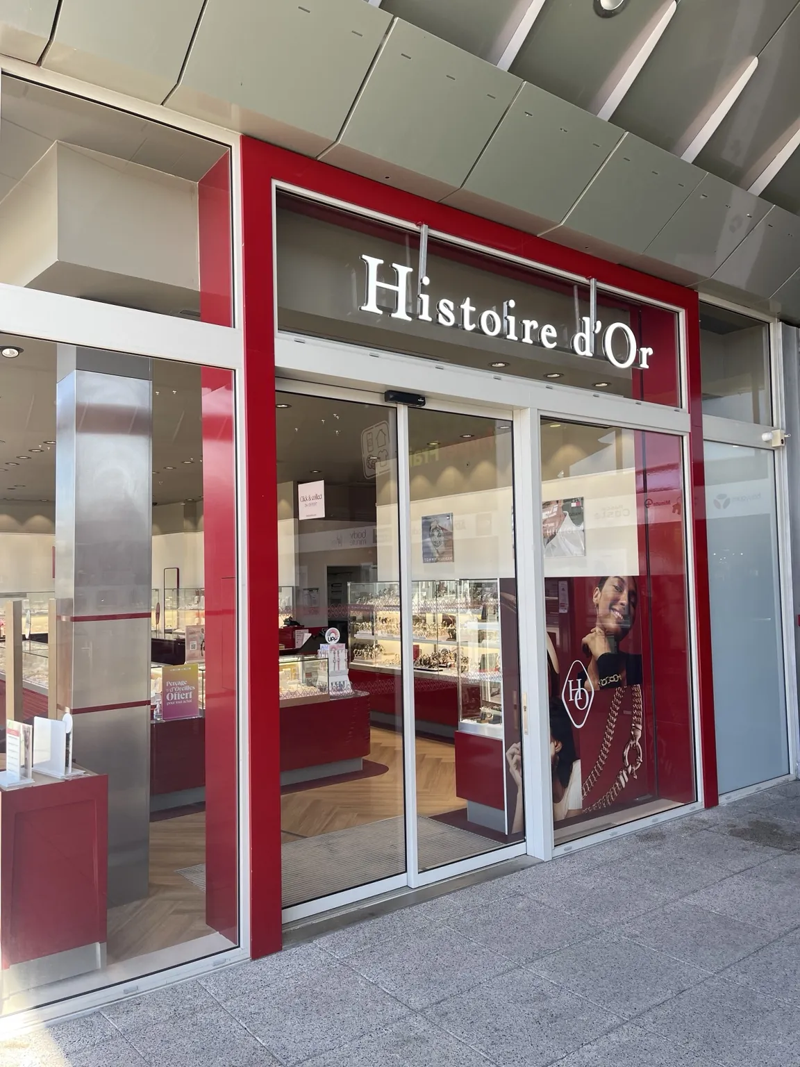 Façade vitrée d'un commerce en galerie commerciale après nettoyage