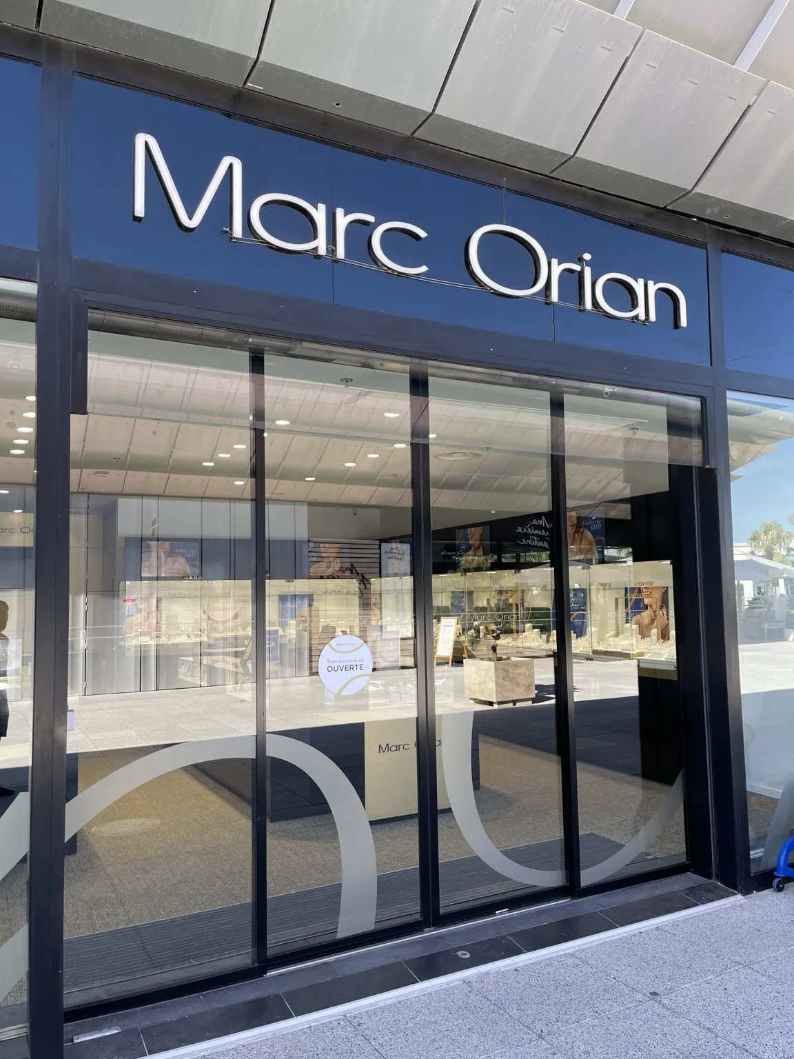 Vitrine de bijouterie aux vitres parfaitement propres